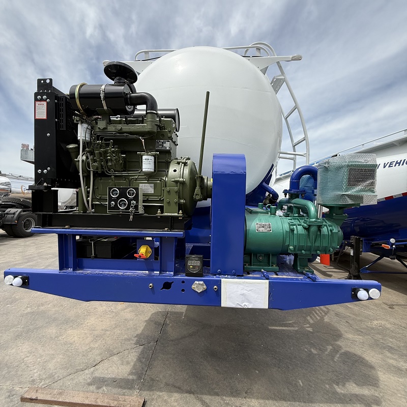 4-Axis Oil Tanker Truck - Image 5