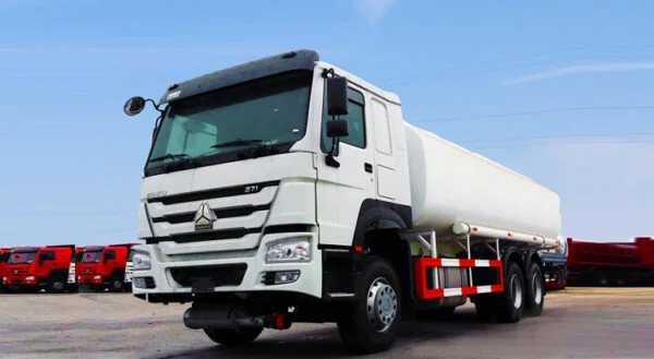 Sinotruck Howo 6X4 Oil Tanker - Image 2